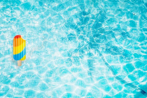 Havuzu Alt Şişme Renkli Dondurma Palmiye Gölge Üstten Görünüm — Stok fotoğraf
