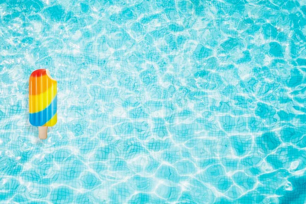 Havuzu Alt Şişme Renkli Dondurma Ile Üstten Görünüm — Stok fotoğraf