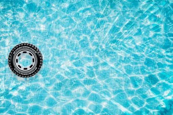 Havuzu Alt Şişme Otomobil Lastiği Palmiye Gölge Üstten Görünüm — Stok fotoğraf