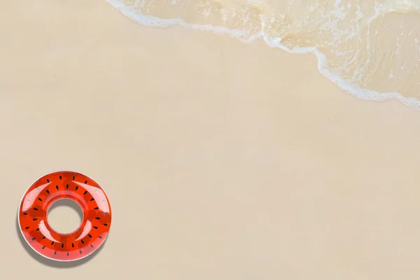 Foto Com Vista Superior Donuts Doces Praia Areia Com Ondas — Fotografia de Stock