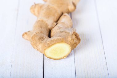 Zencefil kökü yakın çekim fotoğraf ahşap masanın üzerine dilimlenmiş