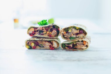 Geleneksel Meksika burrito tavuk etli Beyaz ahşap retro masa