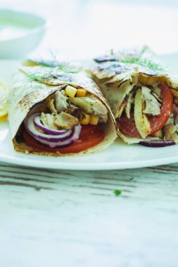 Et, patates kızartması, domates ve soğan ahşap masa üzerinde geleneksel Yunan gyros tabak 