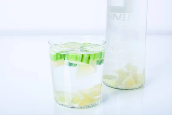 Copo Água Sassy Com Limão Pepino Gengibre Foco Seletivo — Fotografia de Stock