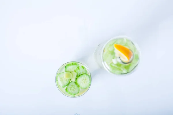 Cam Sulu Limon Salatalık Zencefil Seçici Odak Ile Üstten Görünüm — Stok fotoğraf