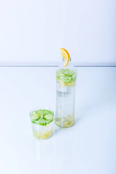 Copo Água Sassy Com Limão Pepino Gengibre Foco Seletivo — Fotografia de Stock