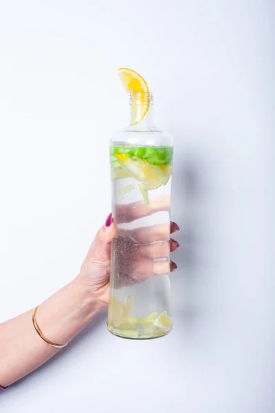 Feminino Mão Segurando Garrafa Vidro Água Sassy Com Limão Pepino — Fotografia de Stock