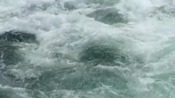 Яростный поток воды — стоковое видео