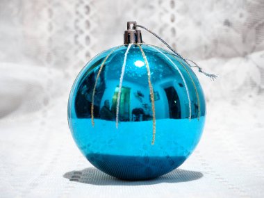 Beyaz arka planda mavi noel balosu.