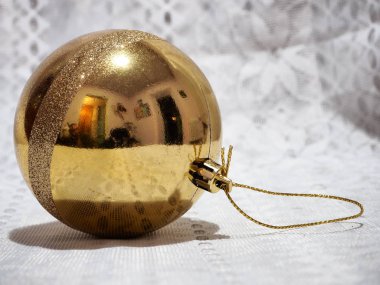 Beyaz arka planda altın noel balosu.