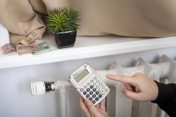 Beyaz pil yakın faturalar sayma