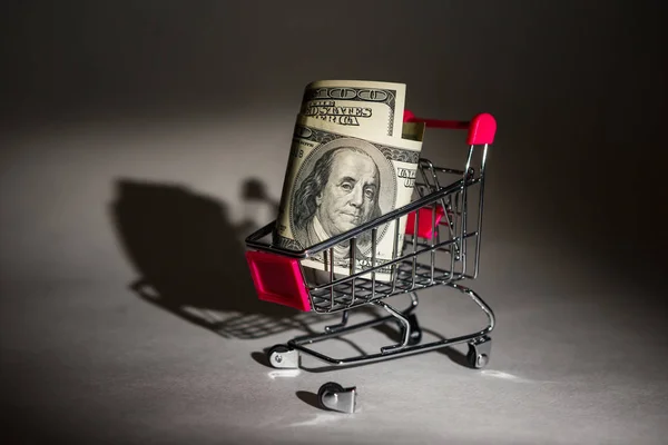 Amerikan Doları olarak kırık bir alışveriş sepeti