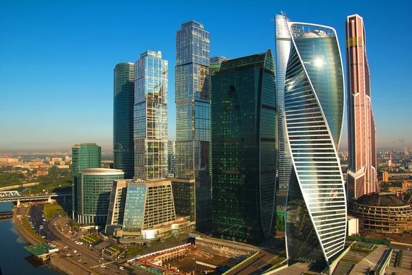 A vista da cidade a partir de um edifício alto — Fotografia de Stock