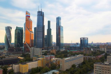 Yüksek bir binanın şehirden görünüm