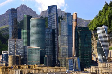 Yüksek bir binanın üzerinden şehir görüntüsü