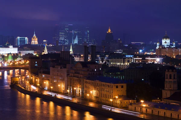 Blick von einem hohen Gebäude auf die Stadt — Stockfoto