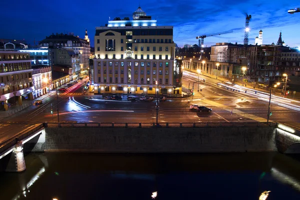 Vue de la ville depuis un grand bâtiment — Photo