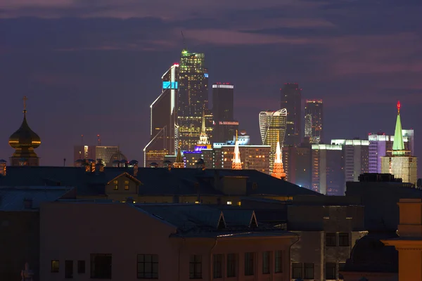 Uitzicht op de stad vanaf een hoog gebouw — Stockfoto