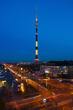 Yüksek bir binanın üzerinden şehir görüntüsü