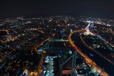 Yüksek bir binanın üzerinden şehir görüntüsü
