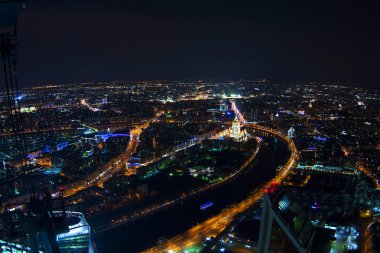 Yüksek bir binanın üzerinden şehir görüntüsü
