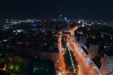 Yüksek bir binanın üzerinden şehir görüntüsü