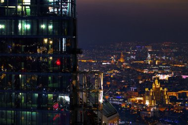 Yüksek bir binanın üzerinden şehir görüntüsü