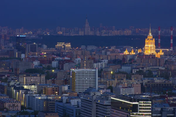 Vista de la ciudad desde un edificio alto — Foto de Stock