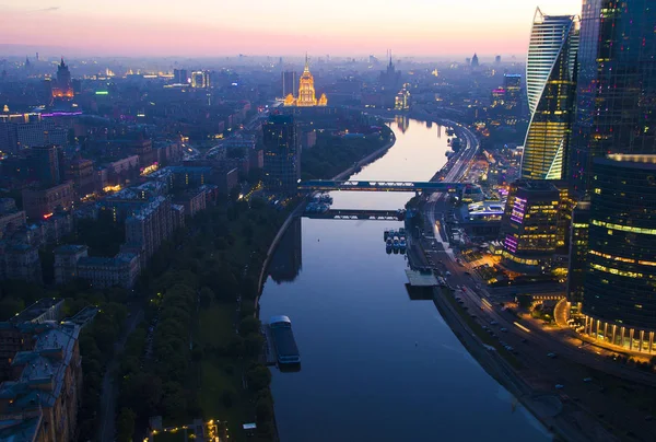 从一座高楼的城市风景 — 图库照片