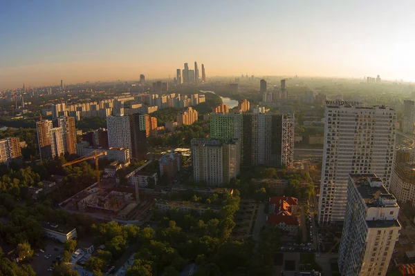 Yüksek bir binanın üzerinden şehir görüntüsü