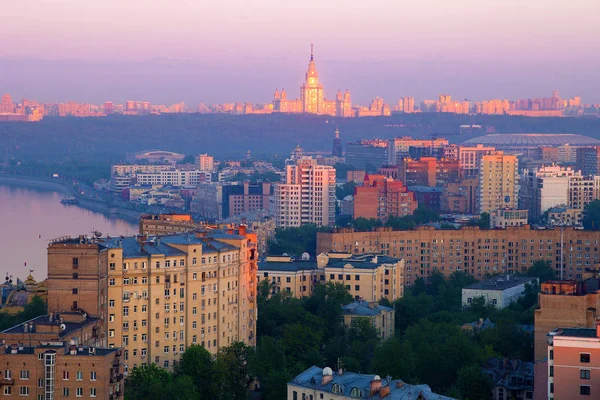 Вид на місто з високого будинку — стокове фото