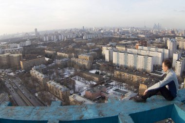 Çatıda kılığında bir adam