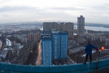 Çatıda kılığında bir adam