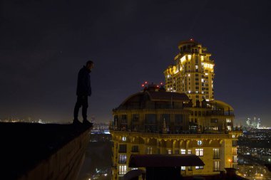 Çatıda kılığında bir adam