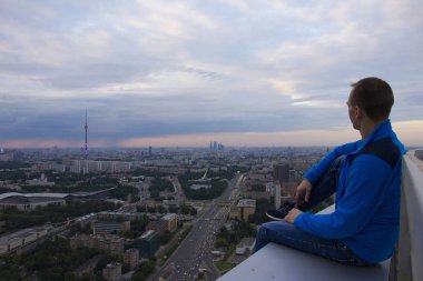 Çatıda kılığında bir adam