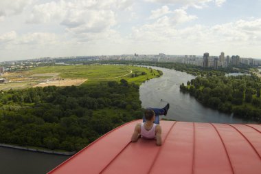 Çatıda kılığında bir adam