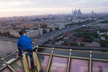Çatıda kılığında bir adam