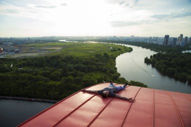 Çatıda kılığında bir adam