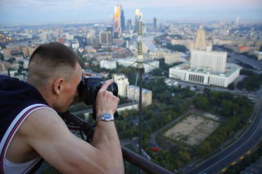 Çatıda kılığında bir adam