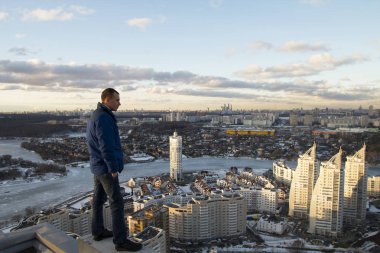 Çatıda kılığında bir adam