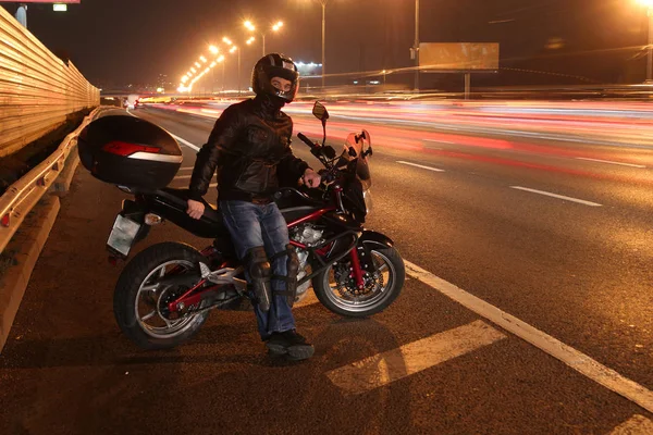 Junger Mann posiert auf einem Motorrad — Stockfoto