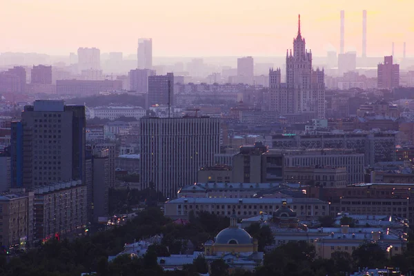 Вид на город с высотного здания — стоковое фото