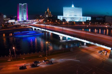 Yüksek bir binanın üzerinden şehir görüntüsü