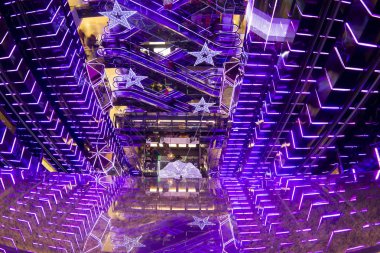 binanın içinde renkli görünüm