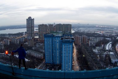 genç adam binalar çatı üzerinde poz