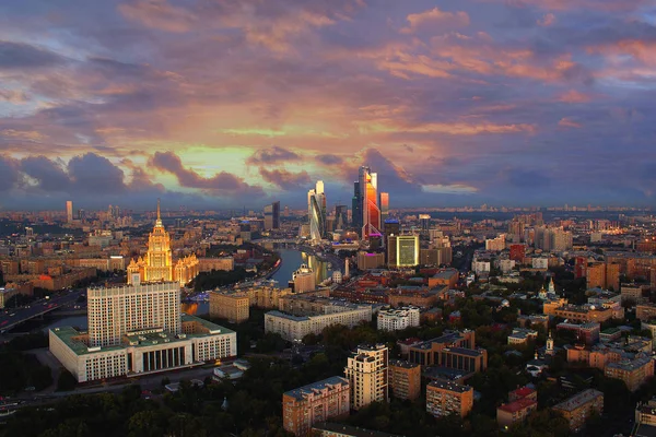 Vista de la ciudad desde un edificio alto — Foto de Stock