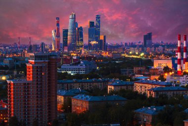 Yüksek bir binanın üzerinden şehir görüntüsü