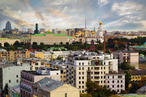 Blick von einem hohen Gebäude auf die Stadt — Stockfoto