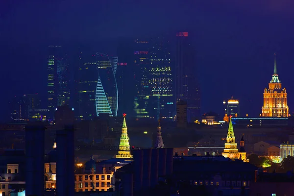 Näkymä kaupunkiin korkeasta rakennuksesta — kuvapankkivalokuva