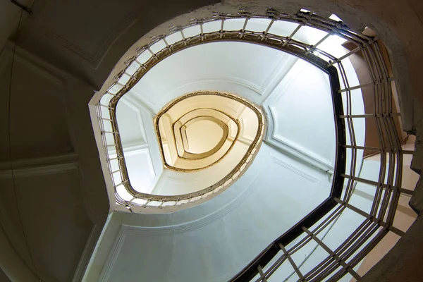 Architektoniczne spiralne schody budynku mieszkalnego — Zdjęcie stockowe